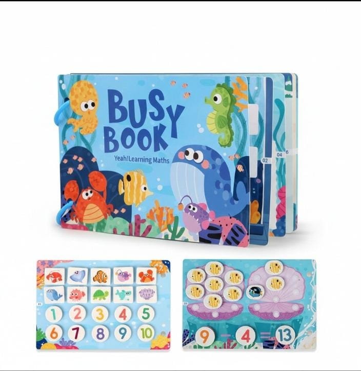 كتاب الأنشطة التفاعلي للأطفال (Busy Book) المعروض في الصورة هو لعبة تعليمية مصممة لتعليم الأطفال مبادئ الرياضيات البسيطة والعد بطريقة مسلية تعتمد على الرسوم الكرتونية للكائنات البحرية.