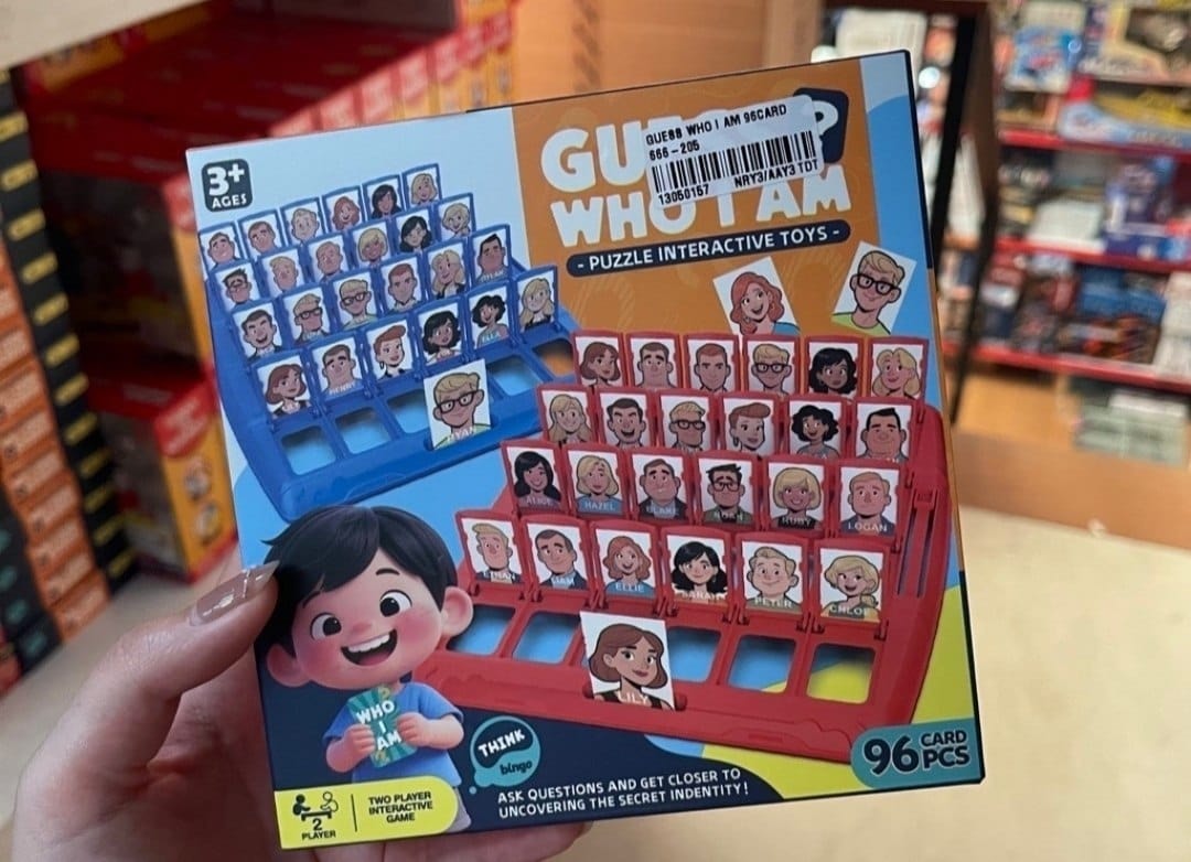 لعبة التخمين Guess Who I Am — عبوة اللعبة موضحًا عليها اللوحتان وعدد البطاقات